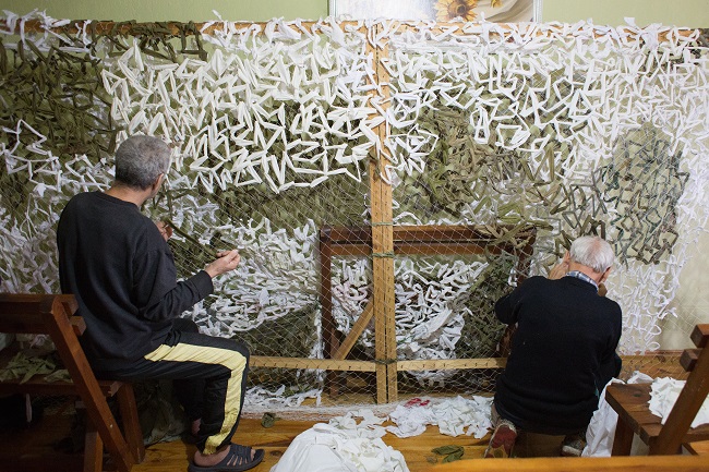 Дідуся в хоспісі плетуть камуфляжні мережі